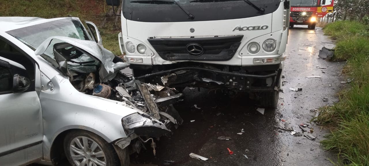 Grave acidente entre caminhão e carro deixa condutor preso às ferragens e com politraumatismo