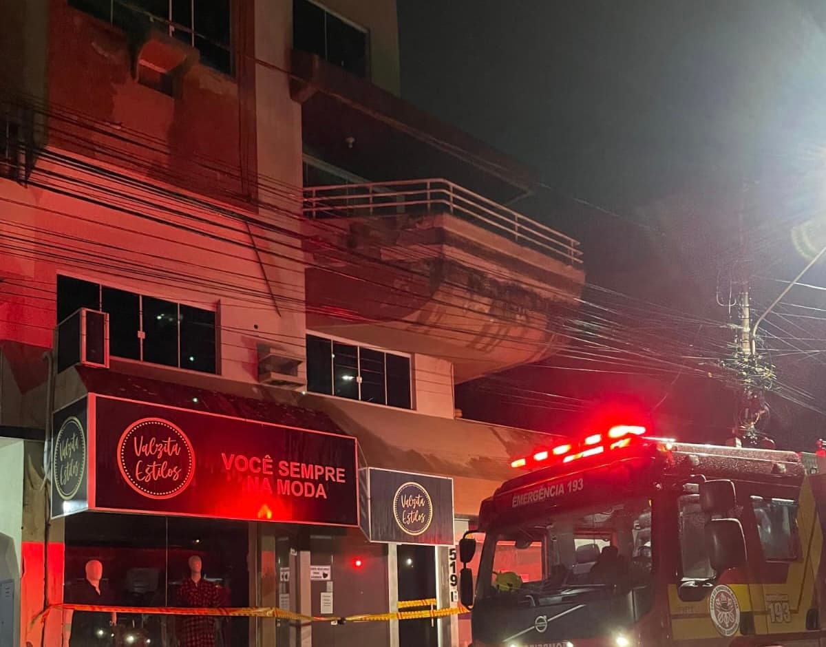 Pai e filho adolescente são internados na UTI após incêndio em prédio de Tubarão