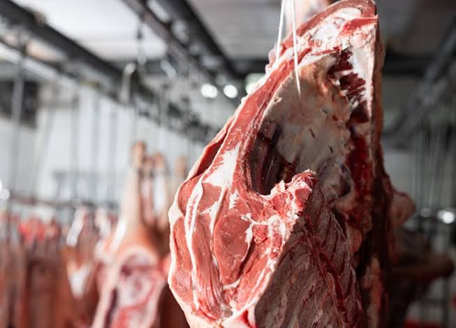 700 quilos de carne e 200 garrafas de bebidas são furtadas de supermercado
