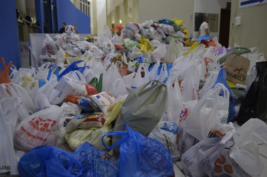 Quase duas toneladas de alimentos são arrecadadas durante os amistosos da seleção em Tubarão