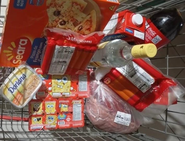 Mulher é presa por tentar furtar cachaça, carne e bolacha em supermercado