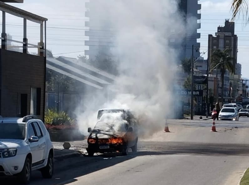 Carro estacionado em avenida de Tubarão é destruído por incêndio