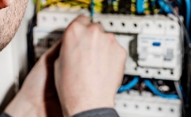 Homem morre eletrocutado durante reparos na rede elétrica de sítio