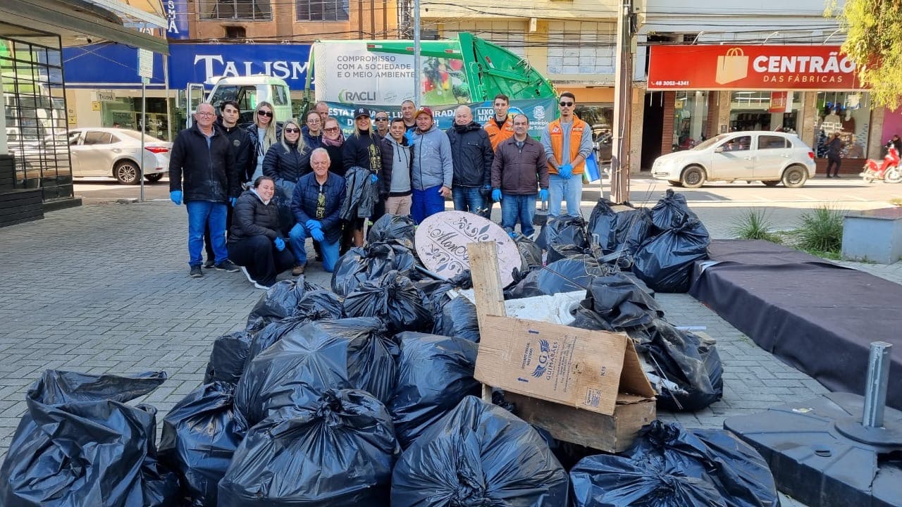 Mais de 2 toneladas de lixo são recolhidas na beira-rio de Tubarão
