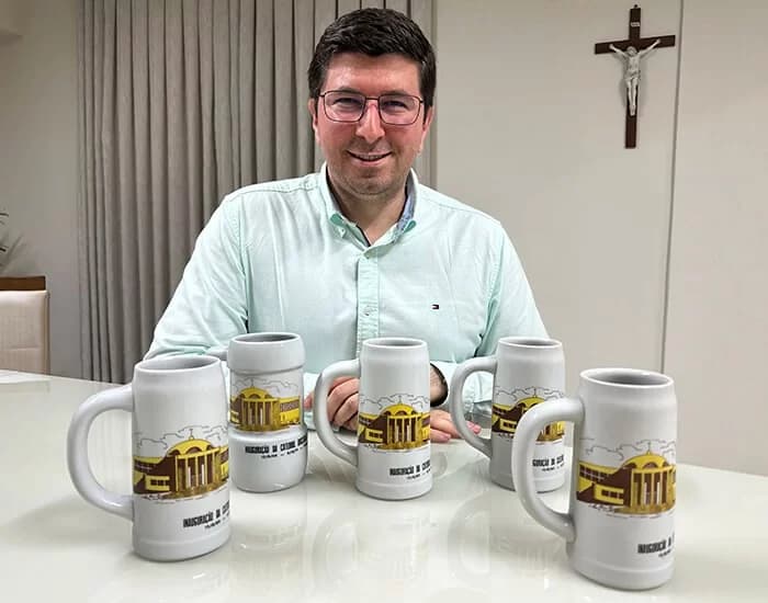 Canecos com mais de 50 anos são encontrados debaixo do assoalho da Catedral de Tubarão