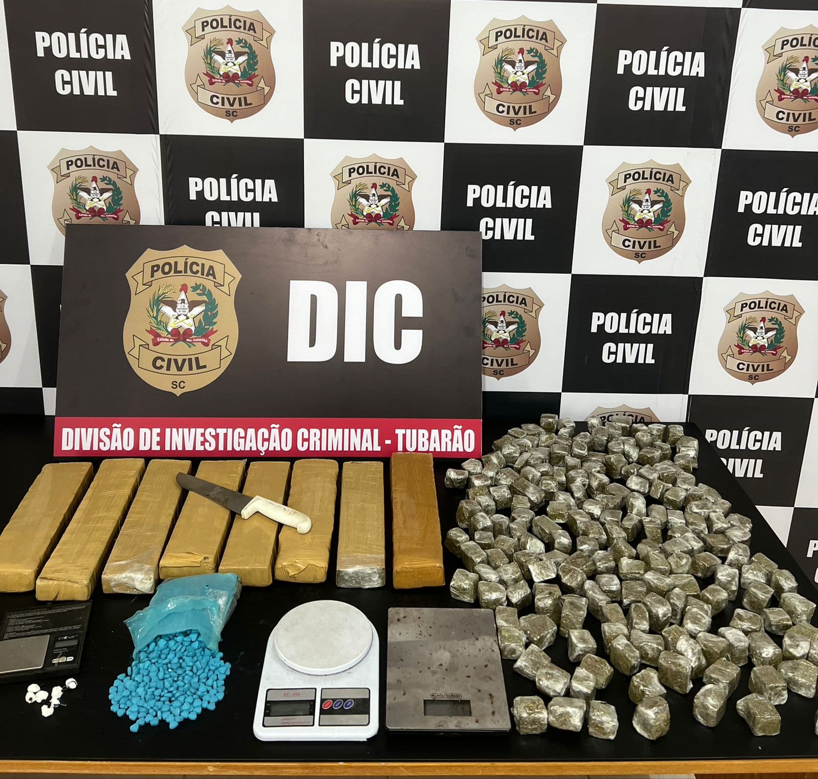 13 kg de maconha e 700 comprimidos de ecstasy são apreendidos; 11 pessoas são presas