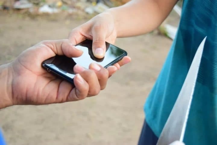 Mulher é assaltada por motoqueiro e tem o celular roubado