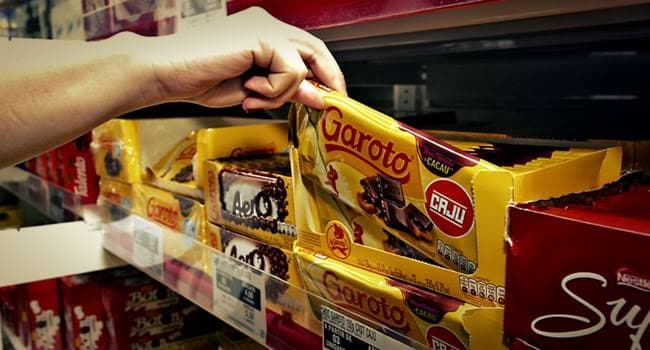 Homem de quase 50 anos tenta furtar 18 barras de chocolate em supermercado