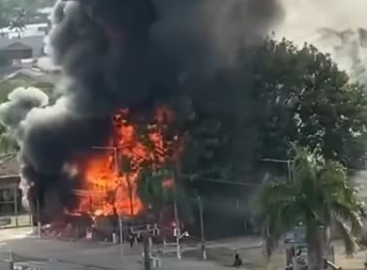 Loja na principal avenida de Tubarão é destruída por incêndio