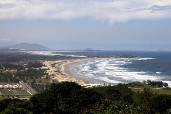 Mulher com machucados pelo corpo é encontrada morta na Praia do Gi