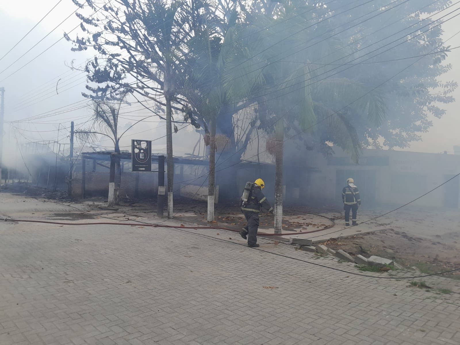 Dona de loja e filho precisaram pular do segundo piso para escapar de incêndio