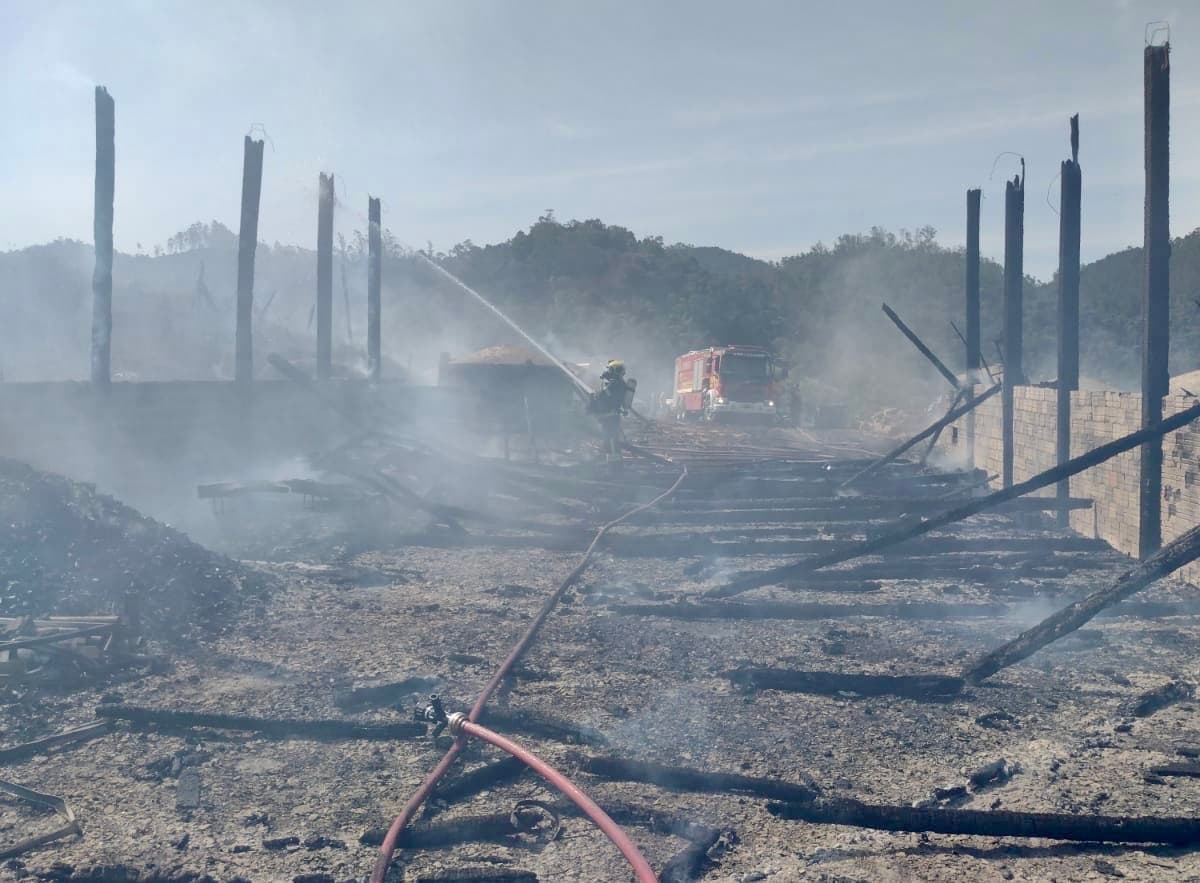 Galpão de carvoaria é totalmente destruído por incêndio