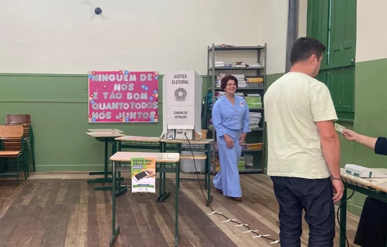 Maristela Francisco (PT) vota no Colégio Hercílio Luz