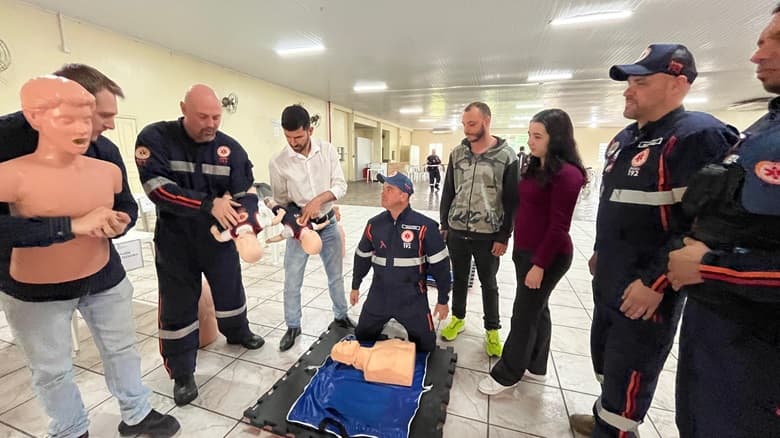 Professores participam de curso de primeiros socorros ministrado pela equipe do Samu