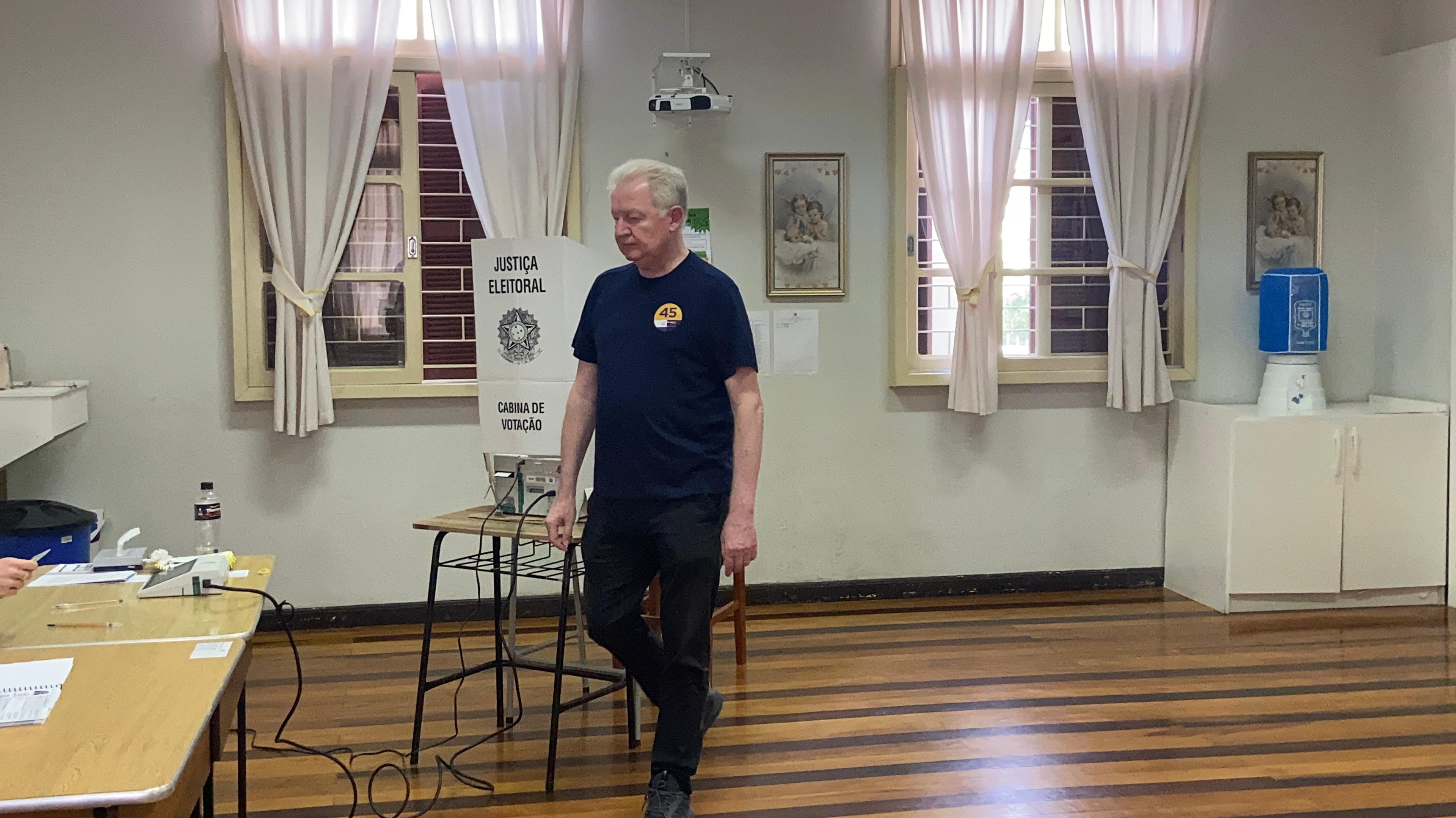 Acompanhado do ex-governador Moisés, Carlos Stüpp (PSDB) vota no Colégio São José