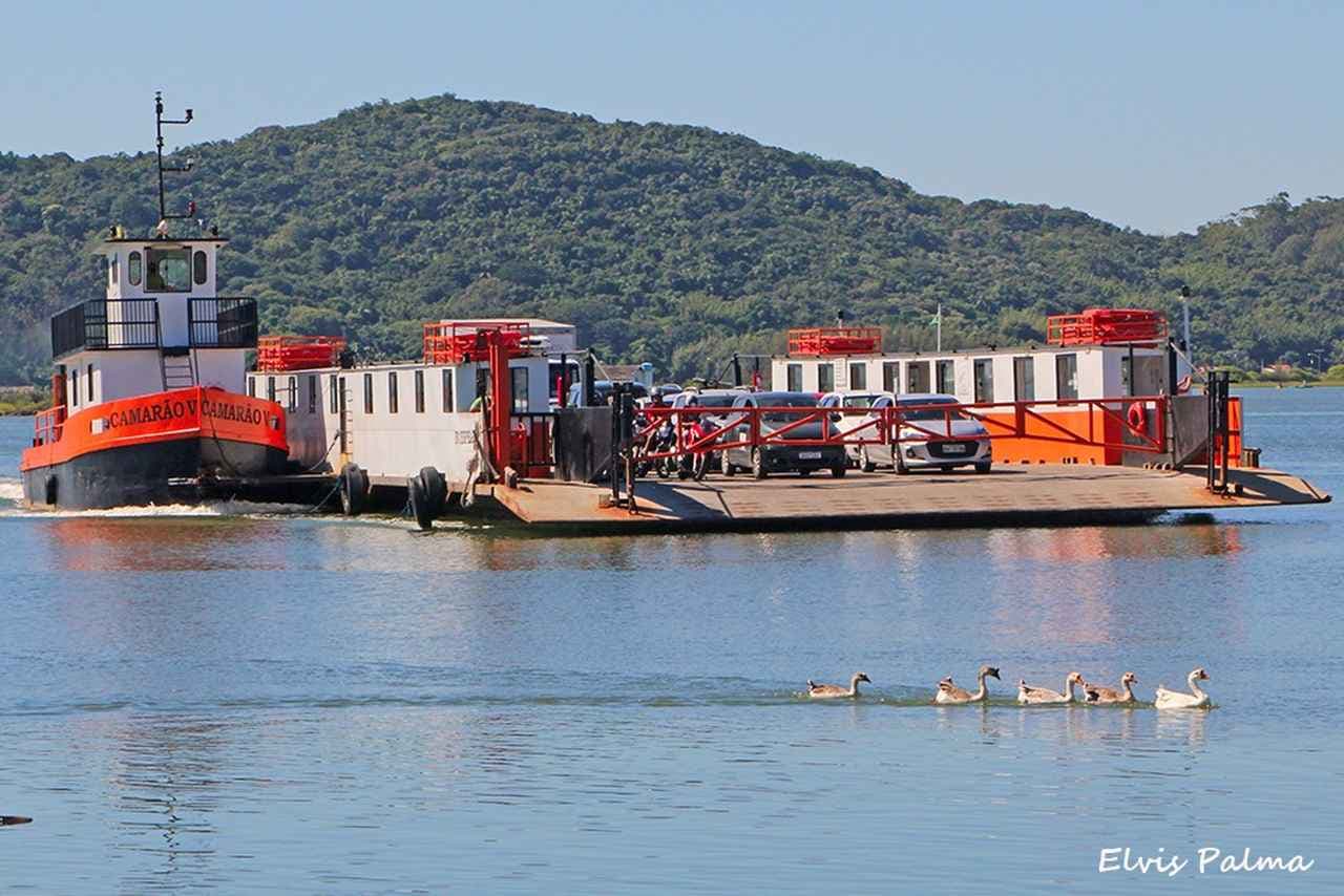 Balsa de Laguna encalha e travessia é temporariamente suspensa