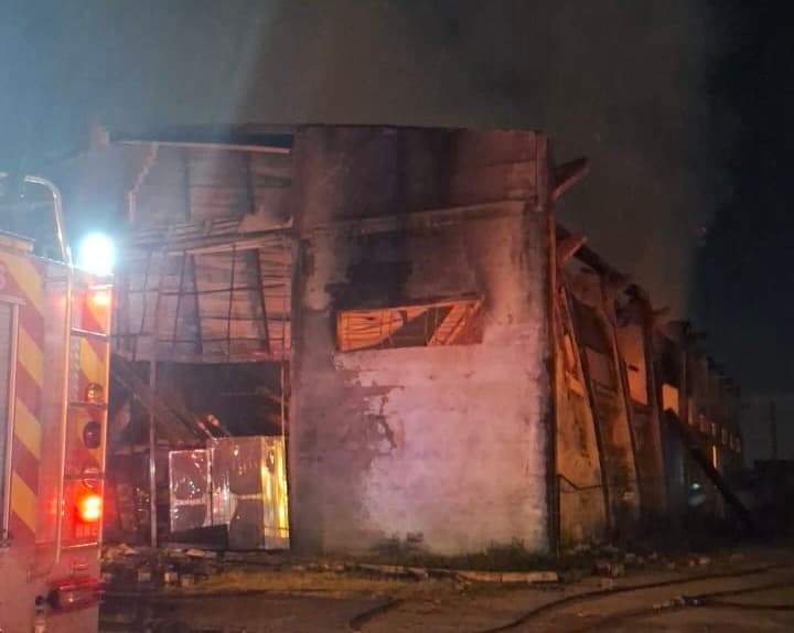 Galpão de empresa é destruído por incêndio e prejuízo pode chegar a R$ 2,5 milhões
