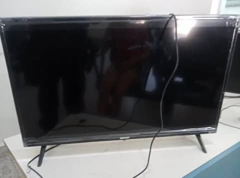 Mulheres tentam furtar aparelho de TV de loja de eletrodomésticos