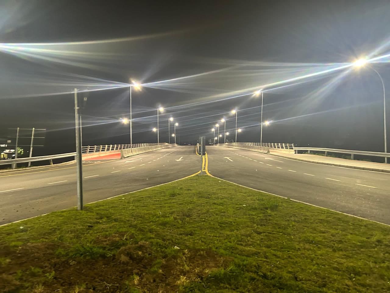 Acesso sul e parte da ponte Stélio Boabaid estão iluminados