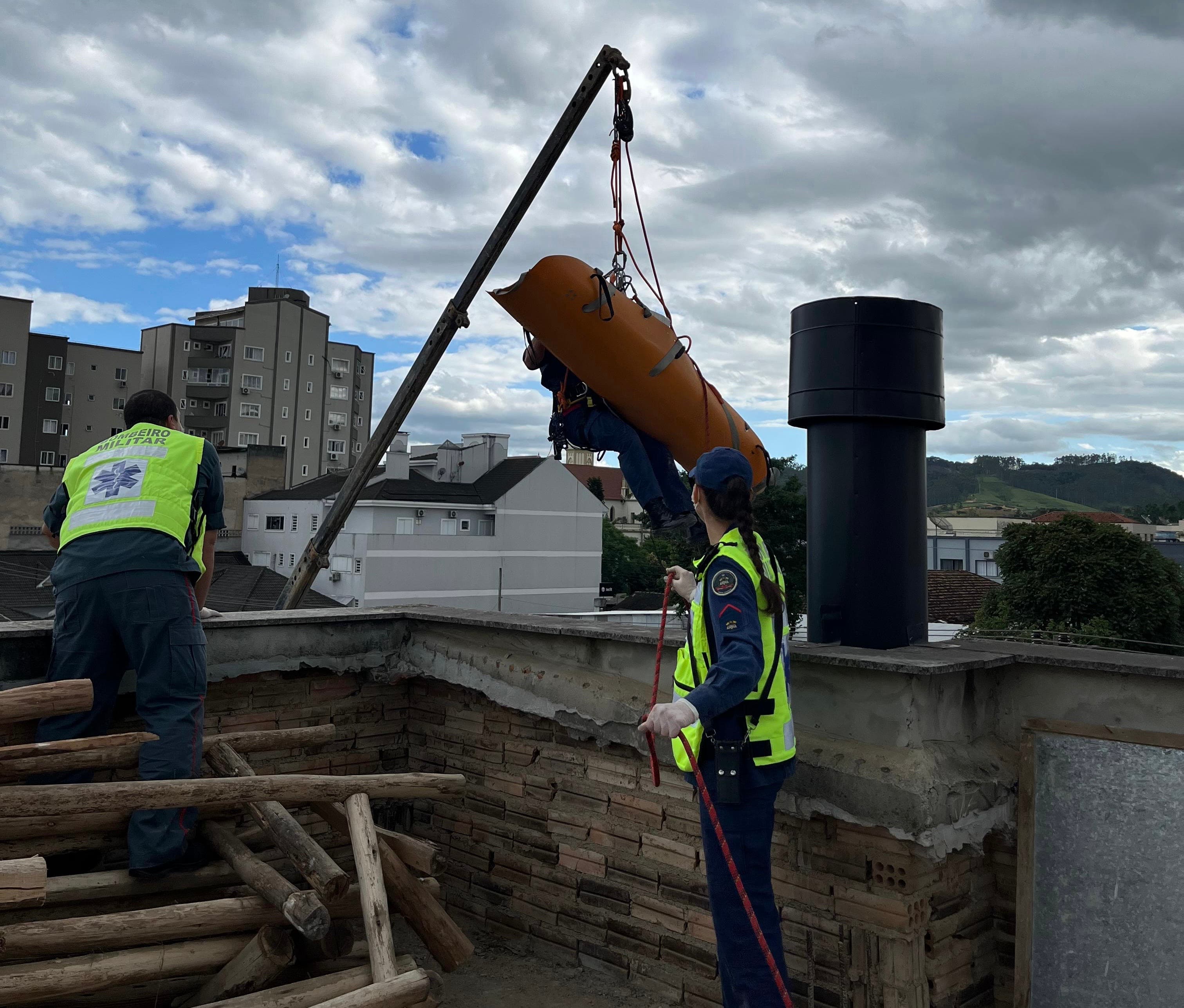 Trabalhador é atingido por viga no alto de prédio e resgatado pelos bombeiros