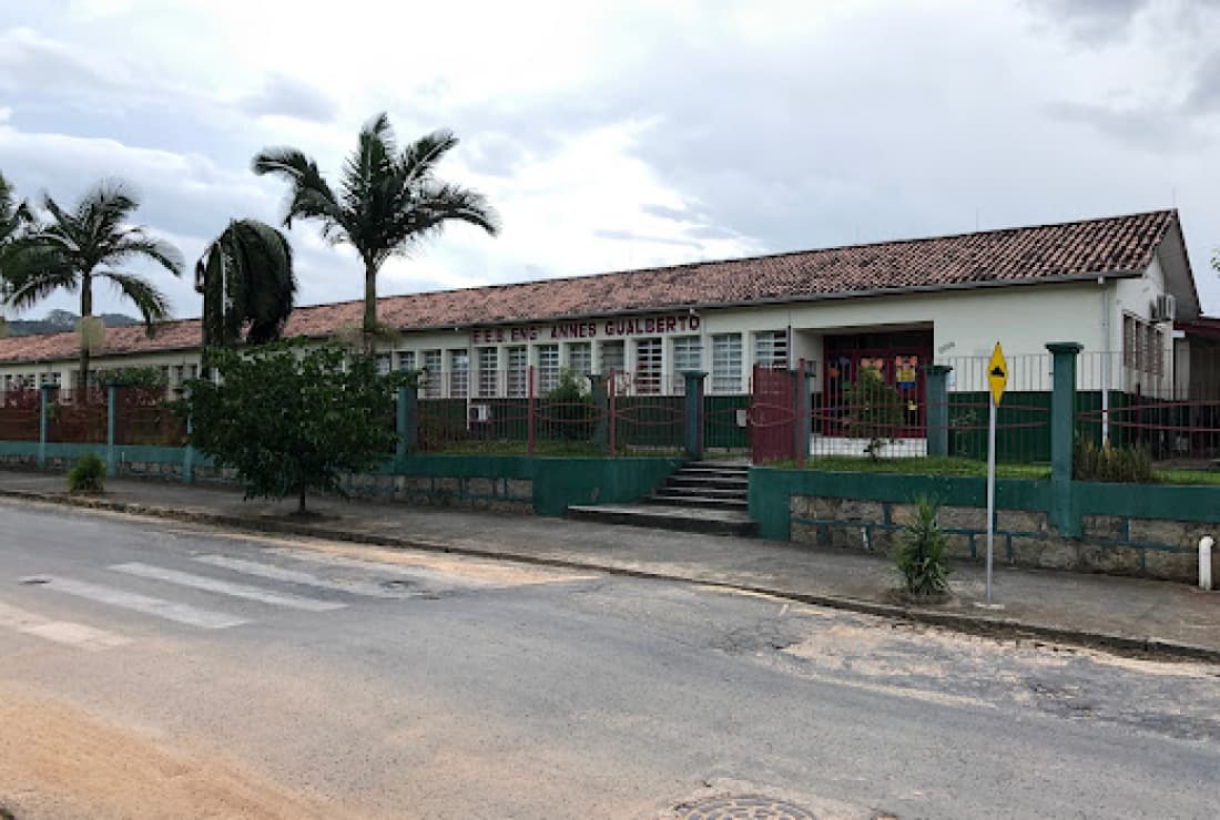 10 celulares e 21 tablets são furtados de escola e câmeras de monitoramento quebradas