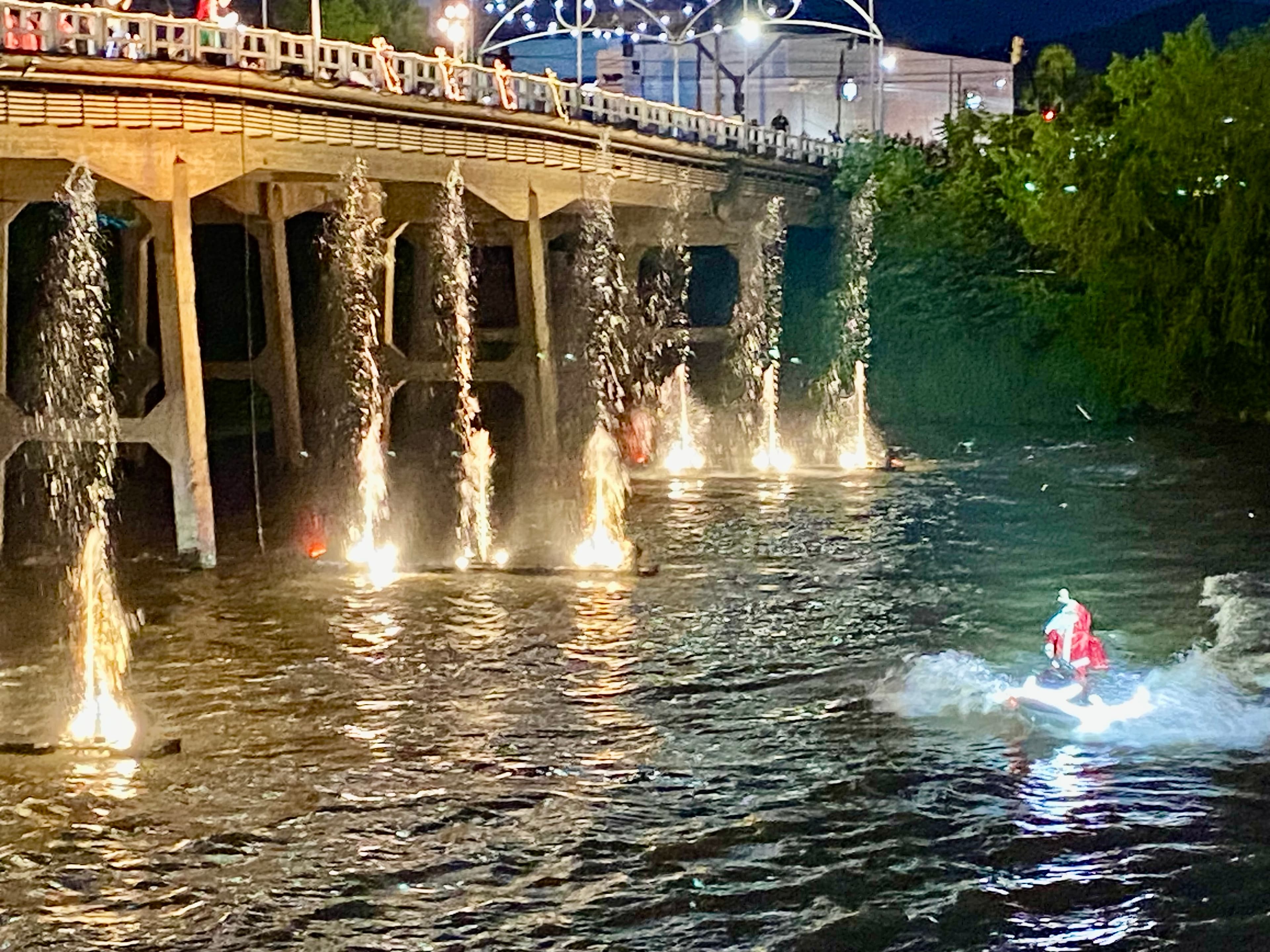 Multidão se reúne às margens do Rio Tubarão para receber o Papai Noel