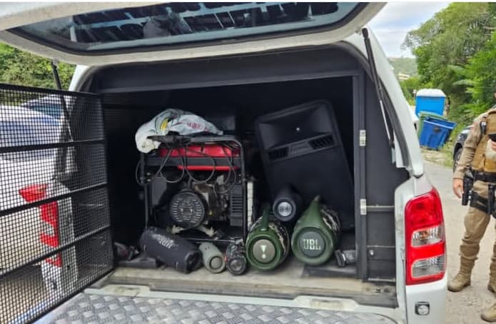 Caixas de som e até gerador são apreendidos nas areias da Praia do Rosa