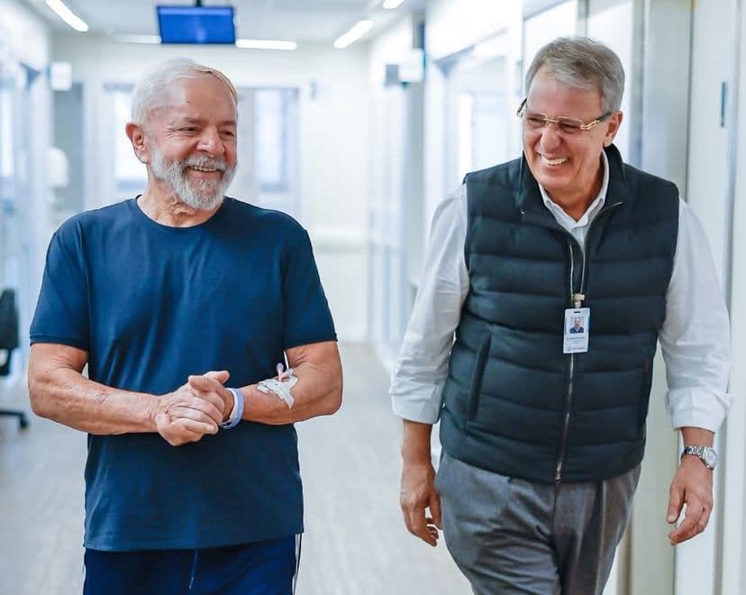 Lula está lúcido e orientado, sob cuidados semi-intensivos, diz boletim médico