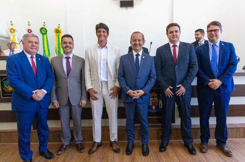 Preto Crippa e Leandro Bento são empossados prefeito e vice de Laguna