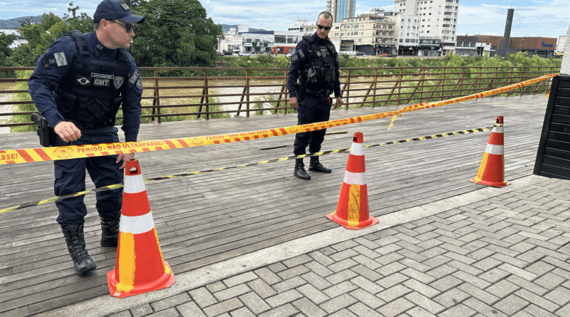 Deck da beira-rio é interditado poucos meses após ser inaugurado