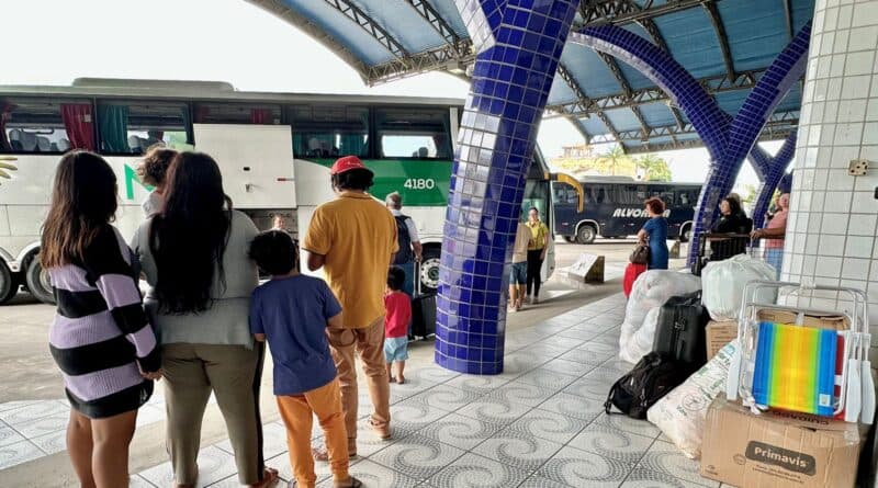 Família indígena que estava no trevo de acesso a Tubarão volta à cidade de origem