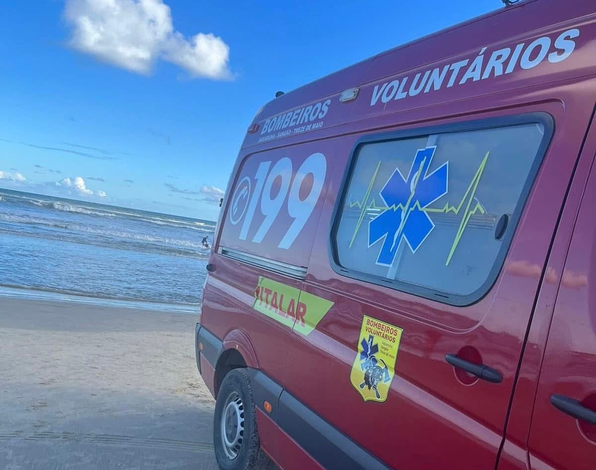 Condutor de jet ski sofre acidente no mar e perde momentaneamente o movimento das pernas