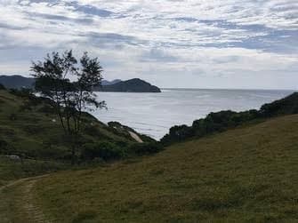 Jovem é assaltada no meio de trilha na Praia do Rosa