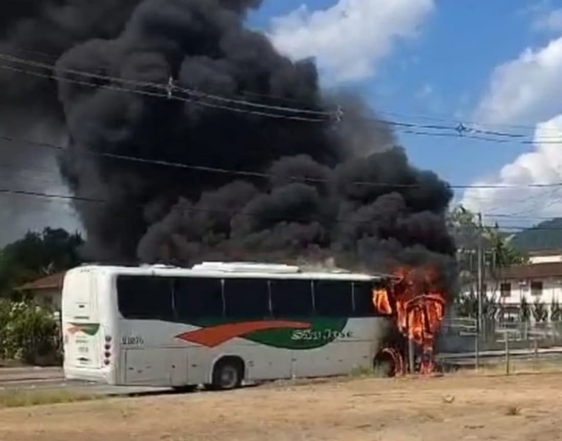 Ônibus é destruído por incêndio, felizmente sem vítimas