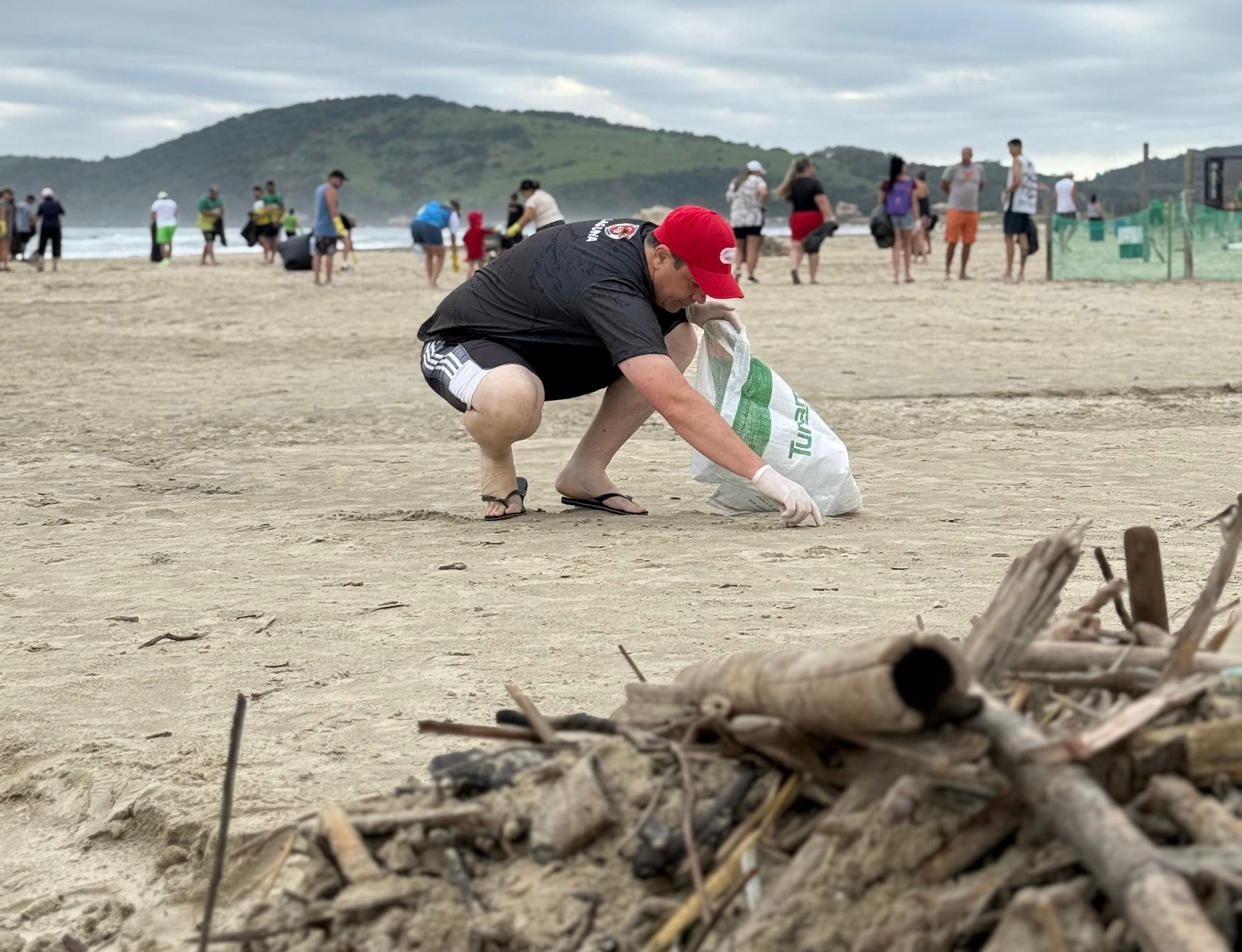 Mutirão de limpeza organizado pelo prefeito mobiliza centenas de moradores e turistas em Laguna