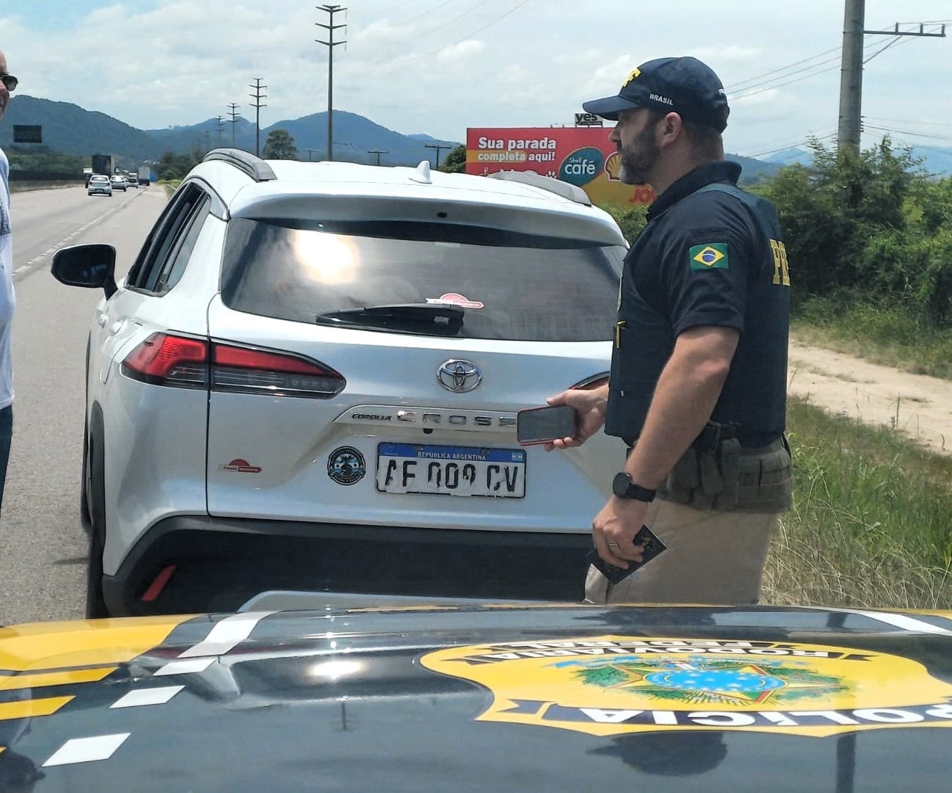 Veículos argentinos são flagrados com placas ilegíveis na BR-101 em Tubarão