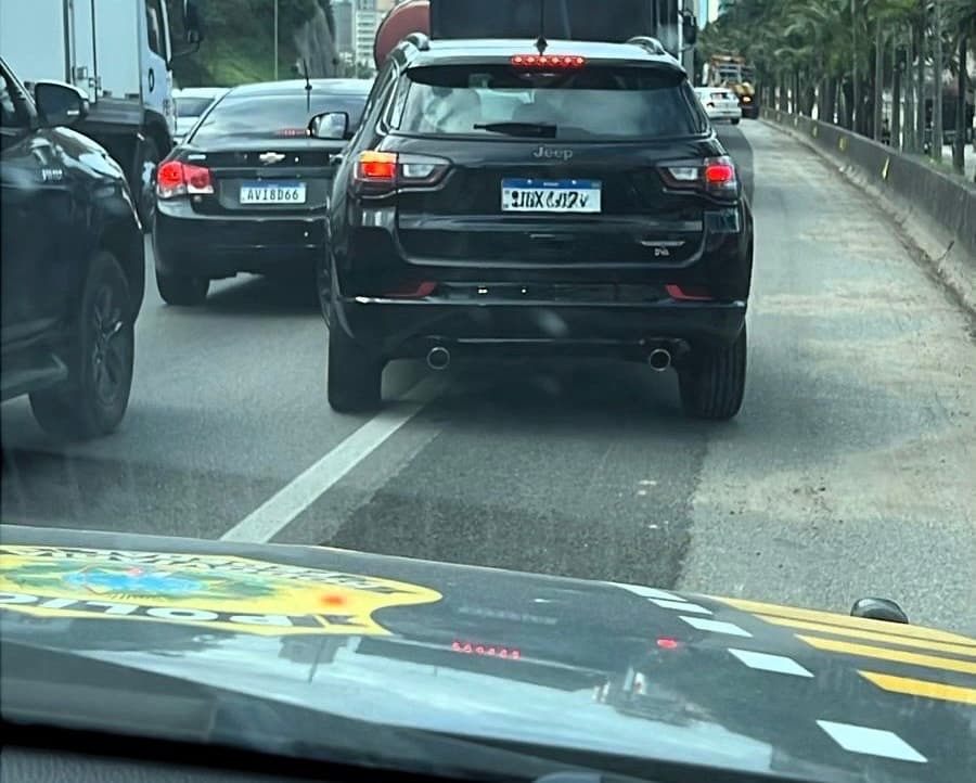 Centenas de veículos são flagrados transitando pelo acostamento em SC