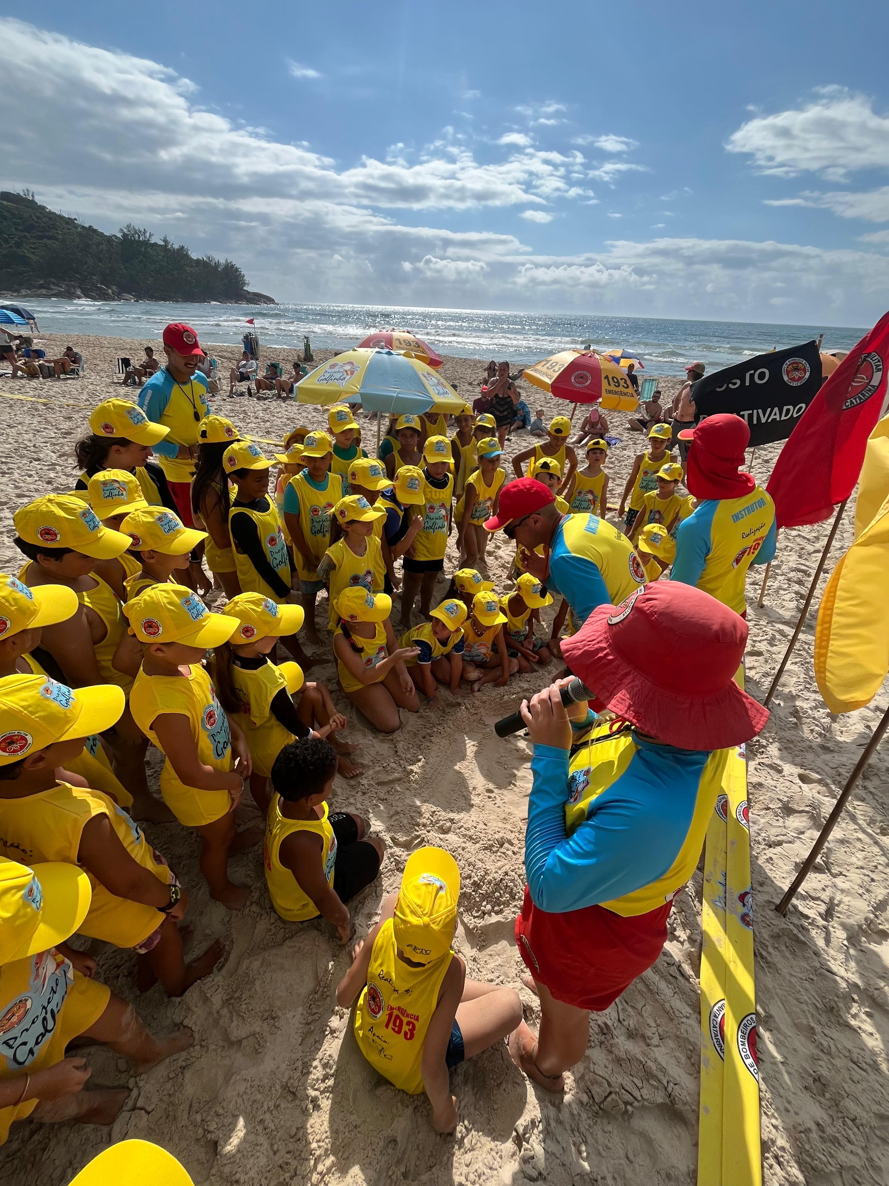 Mais 1,4 mil crianças concluem o Programa Golfinho nas praias da região
