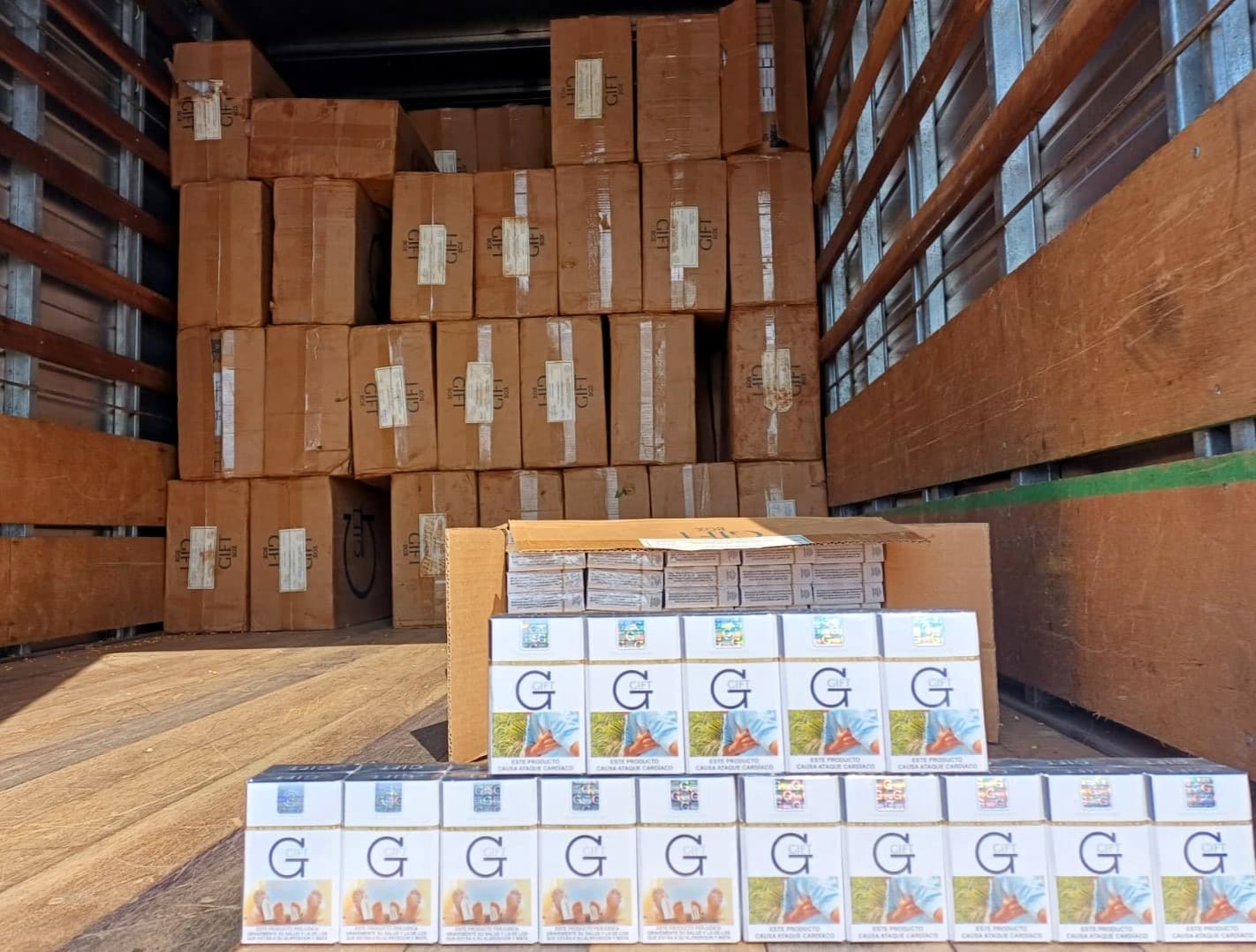 Mais de 41, 5 mil maços de cigarros contrabandeados são apreendidos em furgão na BR-101 em Tubarão