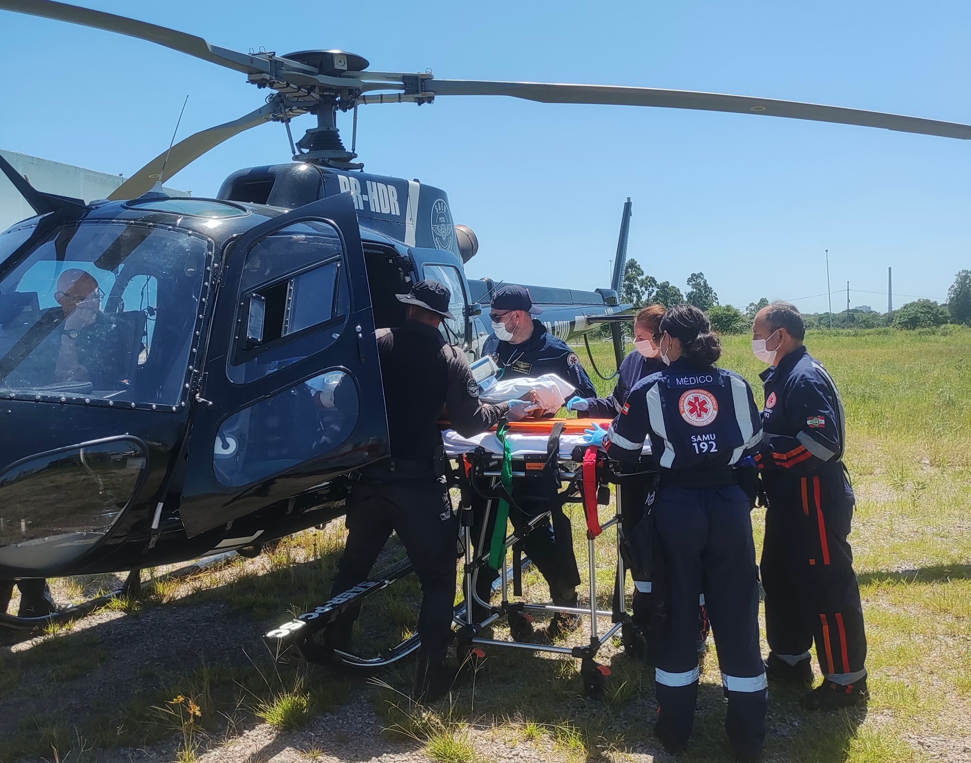Idoso cai do telhado e precisa ser transportado de helicóptero para o hospital