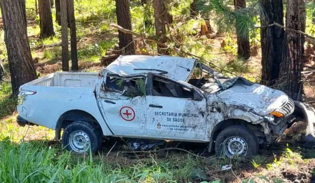 Veículo da Saúde de Armazém capota no Paraná e paciente de 78 anos morre