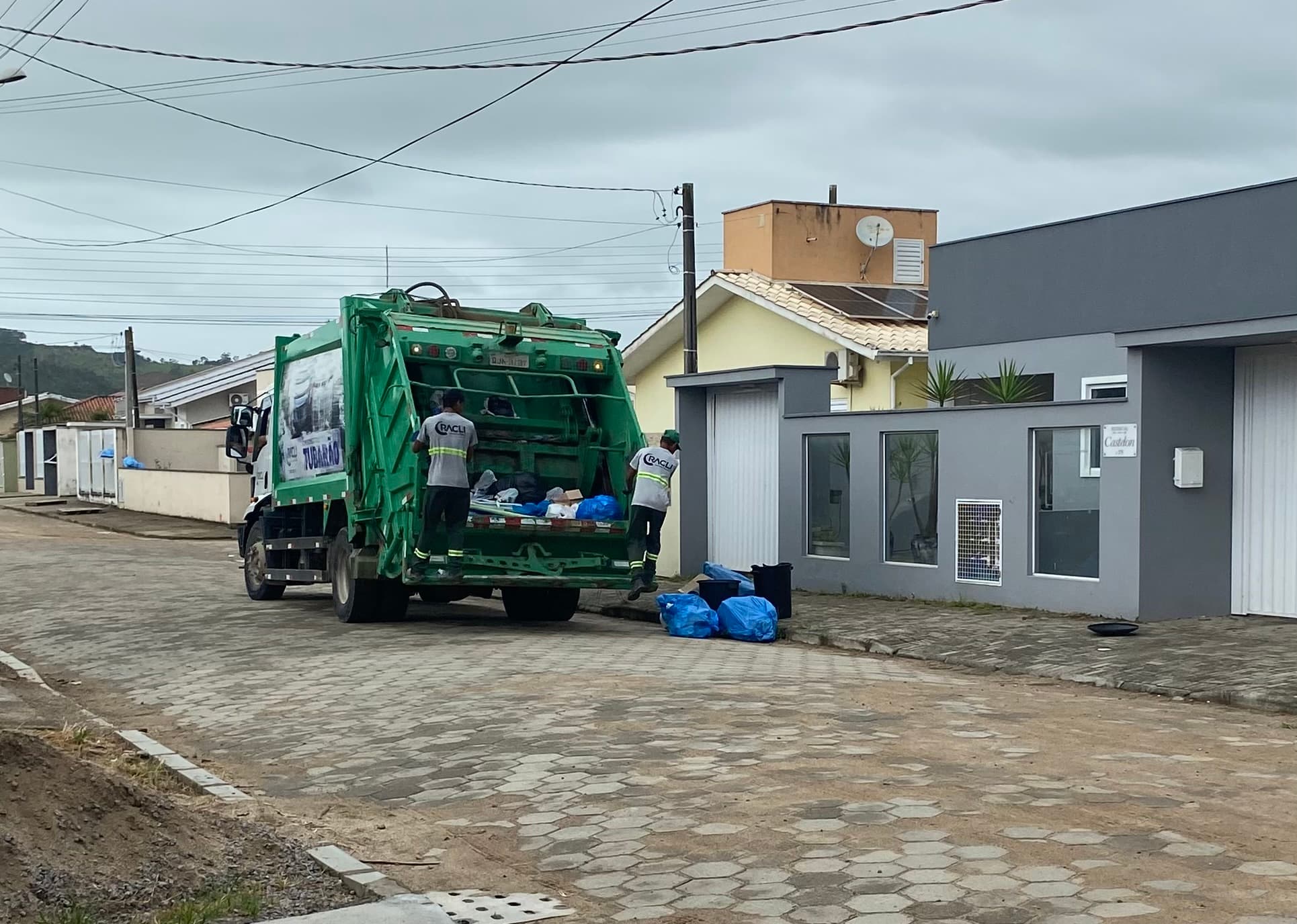 Empresa responsável pela coleta de lixo em Tubarão é notificada por atrasos