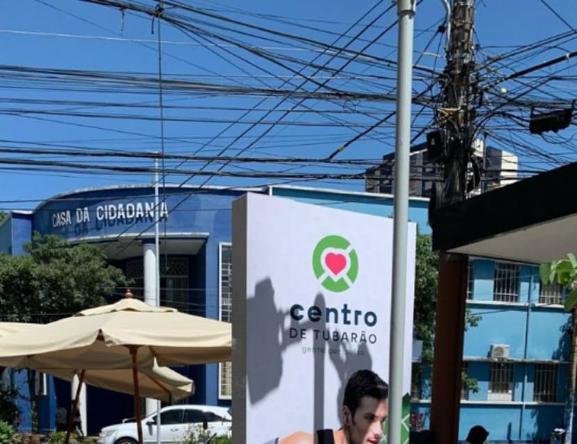 Organização e padronização da fiação urbana são discutidas em Tubarão