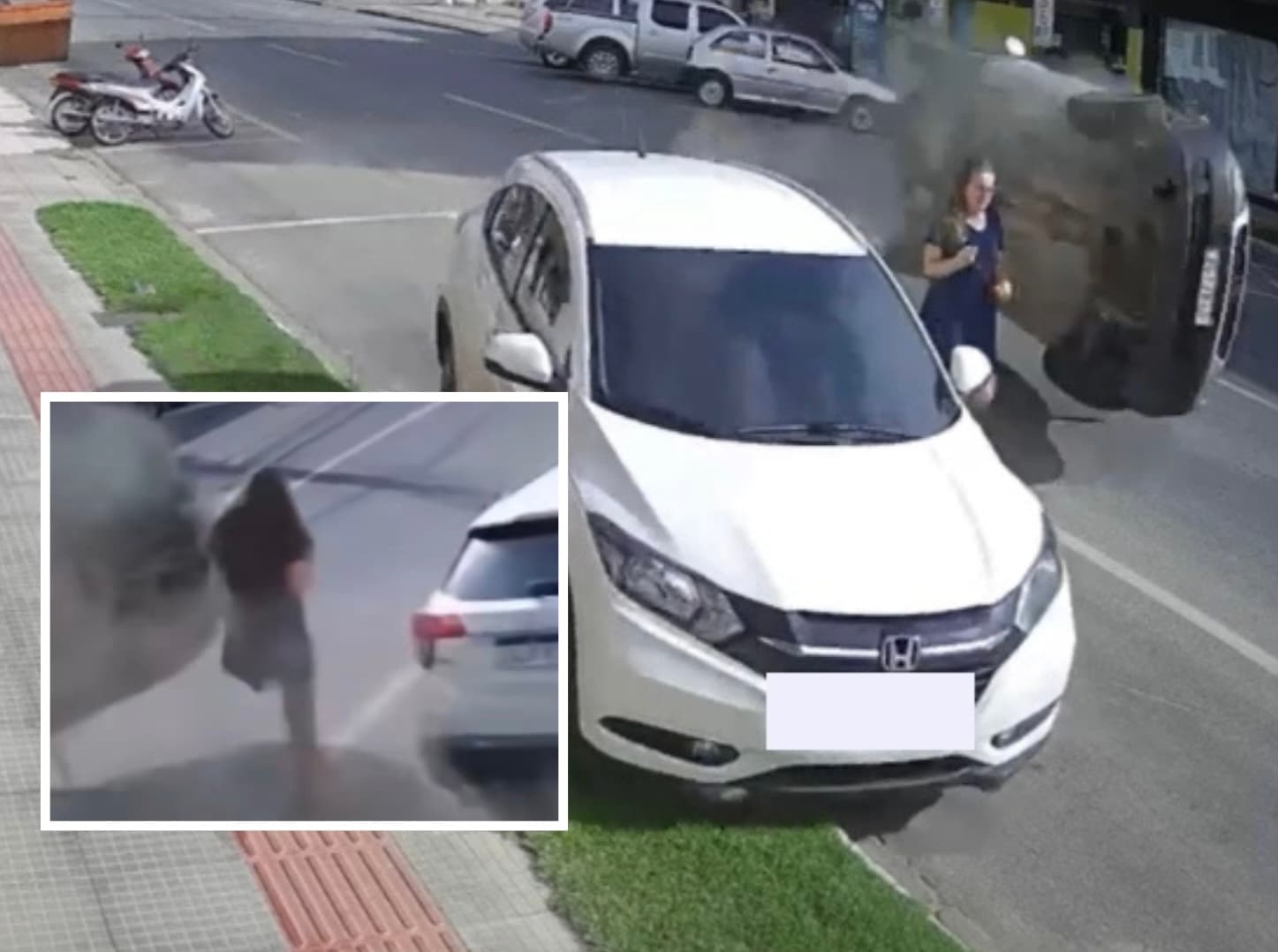 Mulher escapa por pouco de ser atingida por carro desgovernado