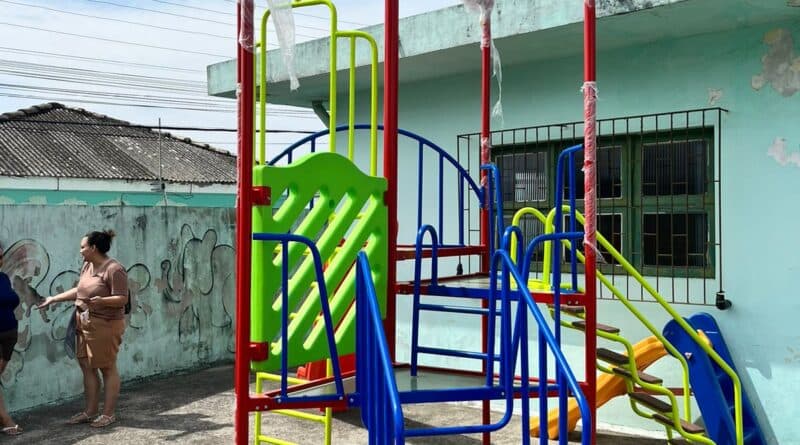 Uso de parquinhos de escolas adquiridos em 2024 é suspenso por falta de segurança