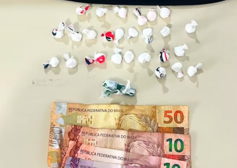 Jovem é presa com drogas e dinheiro escondidos nas partes íntimas