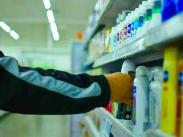 Bandido armado com faca rouba dinheiro e desodorante de farmácia