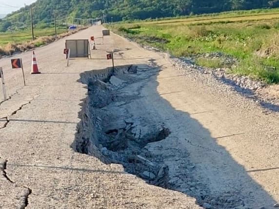 Trecho ainda não pavimentado da Estrada da Jabuticabeira afunda próximo à Ponte de Congonhas