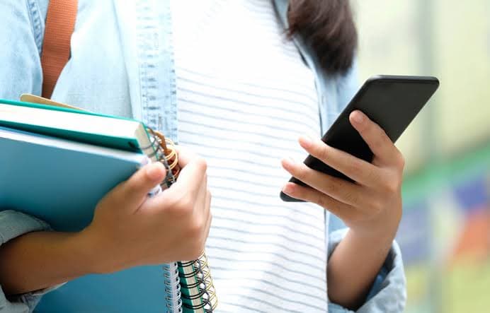 Lei que disciplina o uso de celulares em salas de aula é aprovada em Tubarão