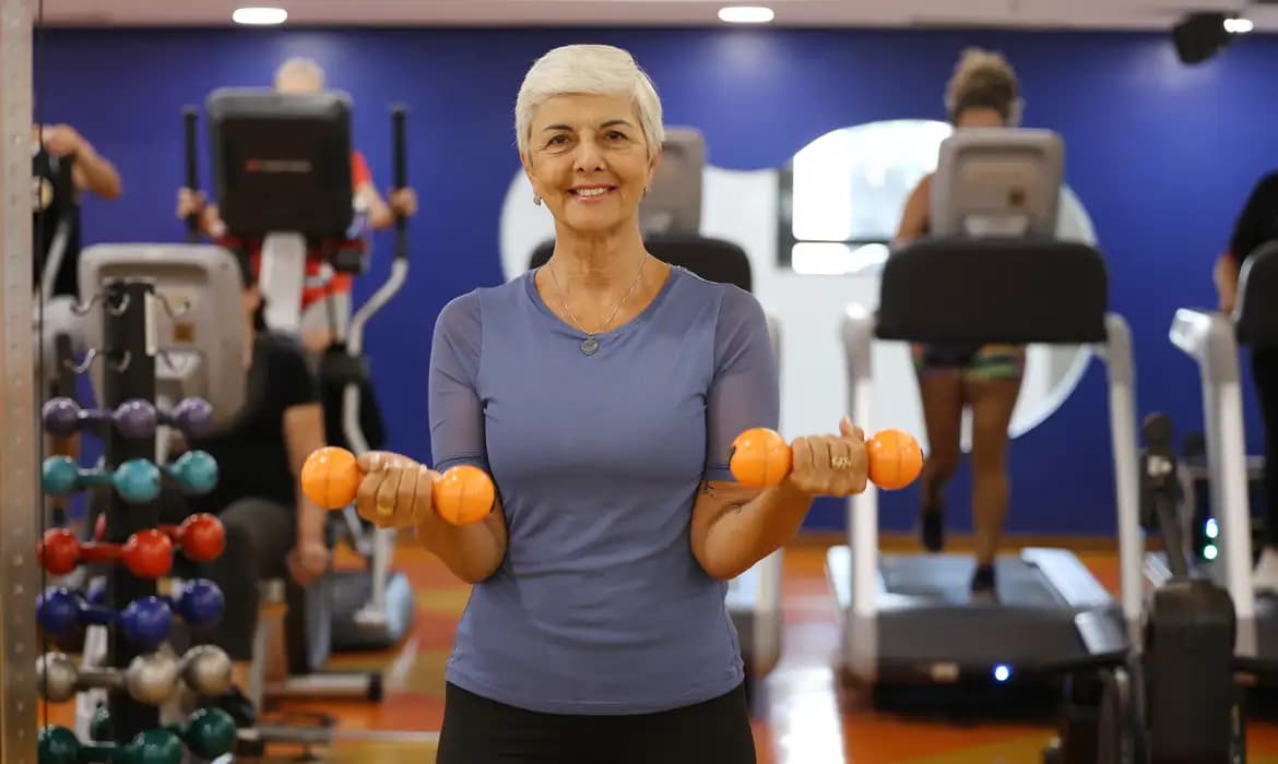 Musculação protege cérebro de idosos contra demência, aponta estudo
